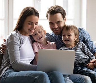 Familia feliz con su computador - Enel X
